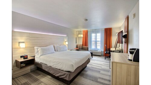 Holiday Inn Express Hotel & Suites Milwaukee Airport by IHG, Забронировать Отель Милуоки Висконсин