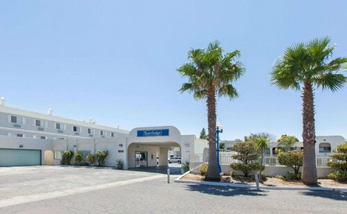 Travelodge by Wyndham Los Banos CA, Забронировать Мини-отель Лос-Банос штат Калифорния, рядом с San Luis National Wildlife Refuge