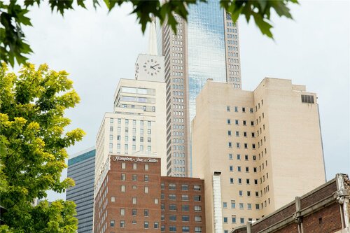 Hampton Inn & Suites Dallas Downtown, Забронировать Отель Мейн-Стрит-Дистрикт Даллас