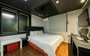 Busan Daeyeondong Hotel With