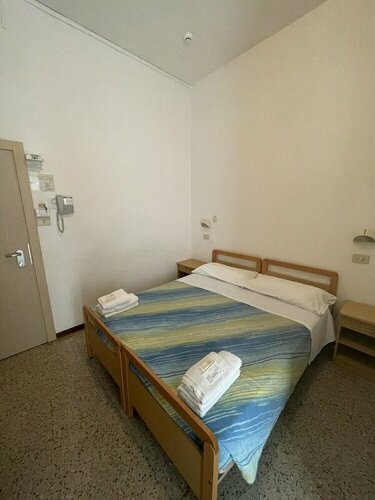 Hotel Leoni, Забронировать Отель Отели Римини - центра городов - Римини с бассейном, Бассейн