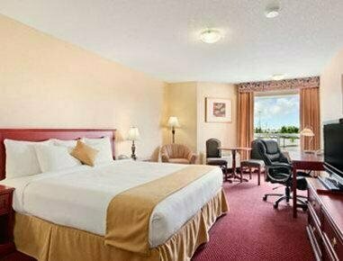 Quality Inn & Suites Edmonton International Airport, Book Hotel Nisku Central Alberta