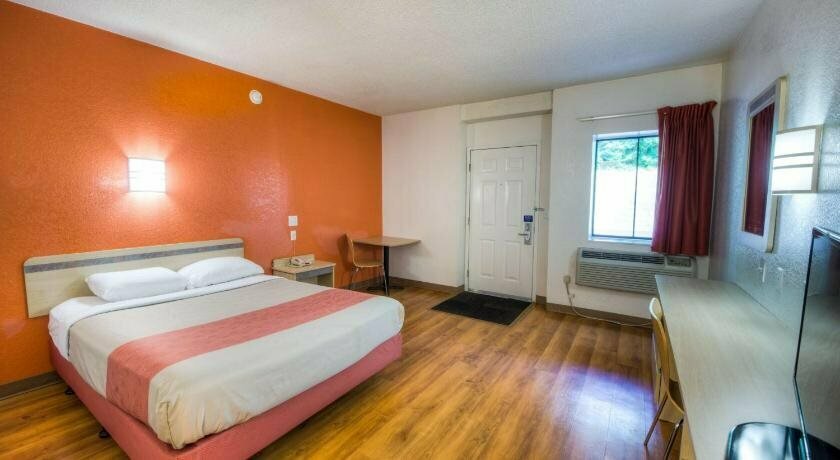 Motel 6 Niantic