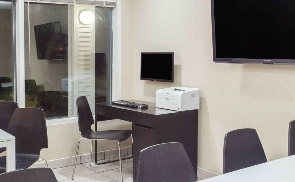 Super 8 By Wyndham Madison East
