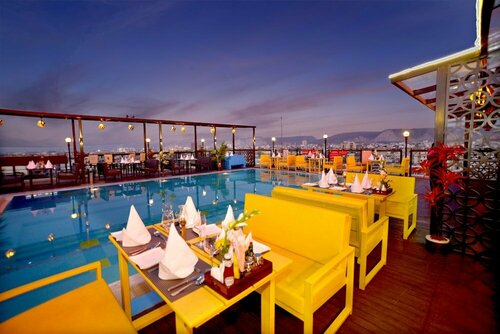 Ramada By Wyndham Jaipur, Забронировать Отель Отели Джайпура с бассейном, Бассейн