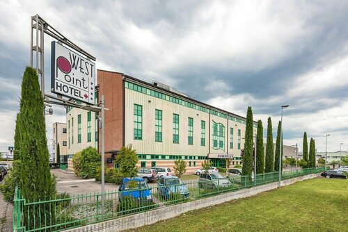 West Point Airport Hotel, Забронировать Отель Отели Казелле-ди-Соммакампаньа с парковкой, Парковка