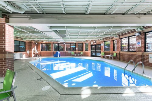 Country Inn & Suites by Carlson Naperville, Book Hotel Hoteller i Chicago med pool, Swimmingpool