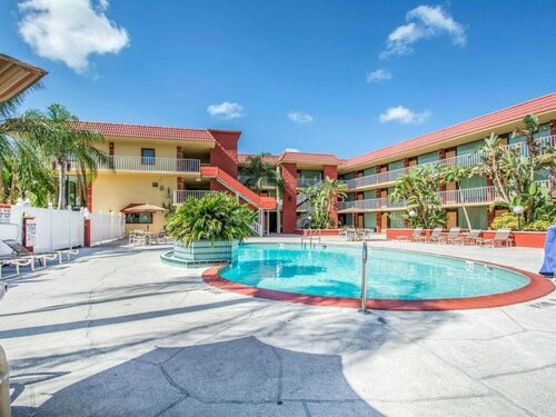 Quality Inn & Suites at Tropicana Field, Забронировать Отель Отели Сент-Питерсберг с завтраком, рядом с Mazzaros Italian Market, Завтраки