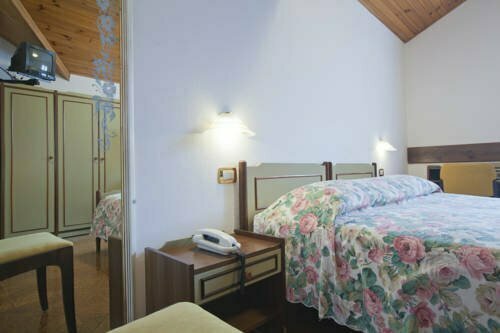 Albergo Ristorante Scanapà, Забронировать Отель Кастьоне-делла-Презолана Bergamo Province, рядом с Donico V