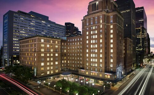 SpringHill Suites by Marriott Houston Downtown/Convention Center, Забронировать Отель Отели Хьюстона с парковкой, рядом с Остановка скоростного трамвая McGowen Station, Парковка