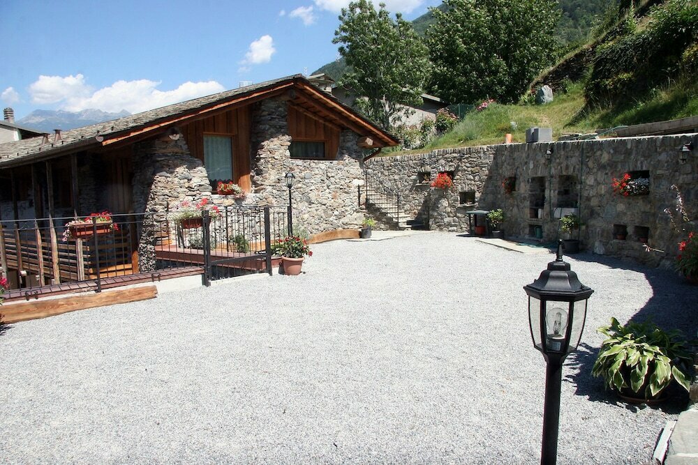 Hostel Castle Tirano Bb