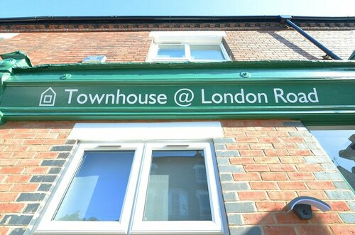 Townhouse PLUS @ London Road Stoke, Забронировать Гостевой дом Сток-он-Трент Стаффордшир, рядом с Stoke Minster