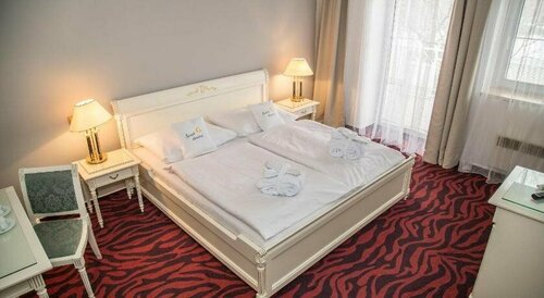 Hotel Galant Lednice, Забронировать Отель Отели Lednicko - Valticky areal с бассейном, Бассейн