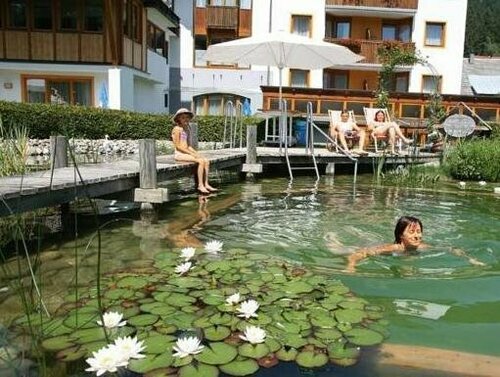 Hotel Naggler Weissbriach, Забронировать Отель Вайссбриах Nassfeld, рядом с Горнолыжный подъемник Энцианбоденлифт