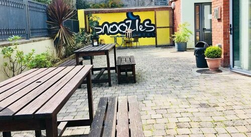 Snoozles Tourist Hostel, Забронировать Хостел Хостелы Голуэй, рядом с Lynch’s Castle, Хостел
