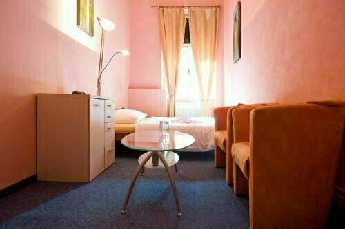 Hotel Praha Club bed & breakfast, Забронировать Отель Отели Праги с парковкой, рядом с Церковь Девы Марии Снежной, Парковка