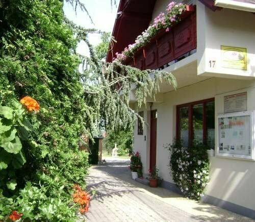 Muskátli Vendégház, Забронировать Отель Отели Хевиз с парковкой, Парковка