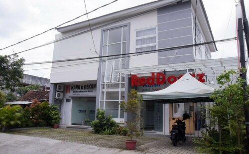 Kana Guesthouse by RedDoorz, Réserver Hôtel Purwokerto Central Java