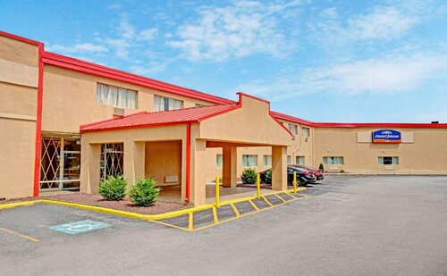 Howard Johnson by Wyndham Pikesville, Book Hotel Hoteller i Maryland med parkering, Parkering