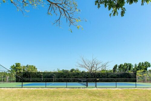Little Bay Country Club - 1 Bedroom, Rezerwuj Hotel Hotele w Westmoreland z parkingiem, Parking