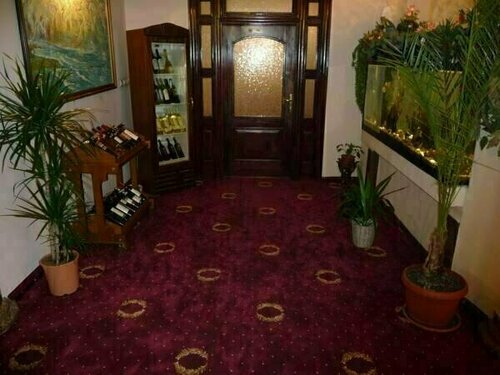 Hotel Palas, Varaa Hotelli Kazanlak 