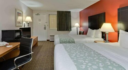 La Quinta Inn by Wyndham Tampa Near Busch Gardens, Забронировать Отель Отели Тампа с бассейном, рядом с Парк аттракционов Busch Gardens, Бассейн