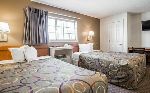 HomeTowne Studios & Suites by Red Roof Charlotte - Concord, Забронировать Отель Отели Конкорд с парковкой, рядом с Торговый комплекс Concord Mills, Парковка