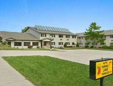 Super 8 by Wyndham Monroe WI, Réserver Auberge Hôtels à Monroe avec parking, Parking