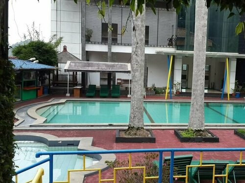 Hotel Surya Indah Cipanas, Забронировать Отель Отели провинции Западной Явы с парковкой, Парковка