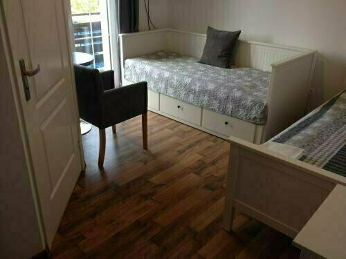 Route 7 Hostel, Book Hotel  