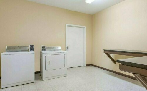 Days Inn by Wyndham near Kansas Speedway, Забронировать Отель Отели Канзаса с бассейном, Бассейн