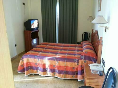 Hostal Zapata, Varaa Hotelli Adra Almeria Coast