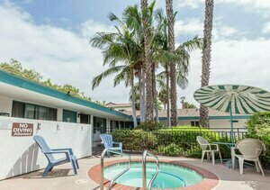 La Playa Inn Santa Barbara, Забронировать Отель West Beach Санта-Барбара