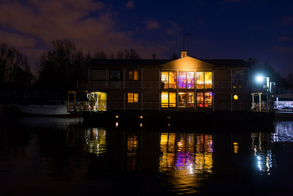 Nevo House Boat