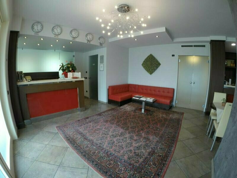 Iris Mhotel