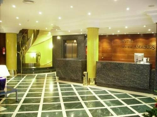 Hotel Amadeus, Забронировать Отель Вальядолид Valladolid Province, рядом с Иглесия-де-ла-Кофрадия Вирхен-де-лас-Ангустис и Кристо-де-ла-Колумна