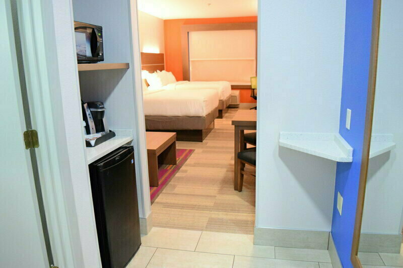 Holiday Inn Express Hotel & Suites West i 10 by Ihg