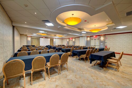Holiday Inn Plainview-Long Island by IHG, Забронировать Отель СПА-отели Плейнвью, SPA-услуги
