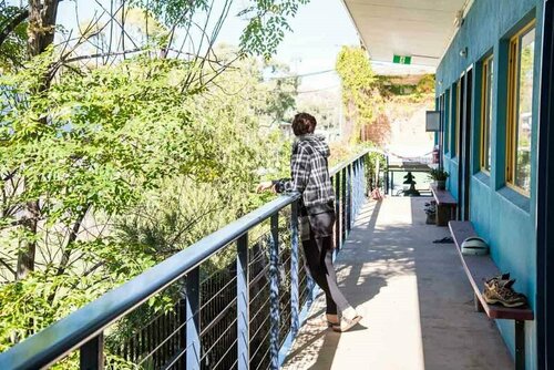 Jump Inn Alice Budget Accommodation, Забронировать Отель Отели Аделаиды с парковкой, Парковка