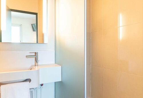 B&B HOTEL Nantes Centre, Забронировать Отель «постель и завтрак» Отели Нанта с завтраком, рядом с Cours Cambronne, Завтраки