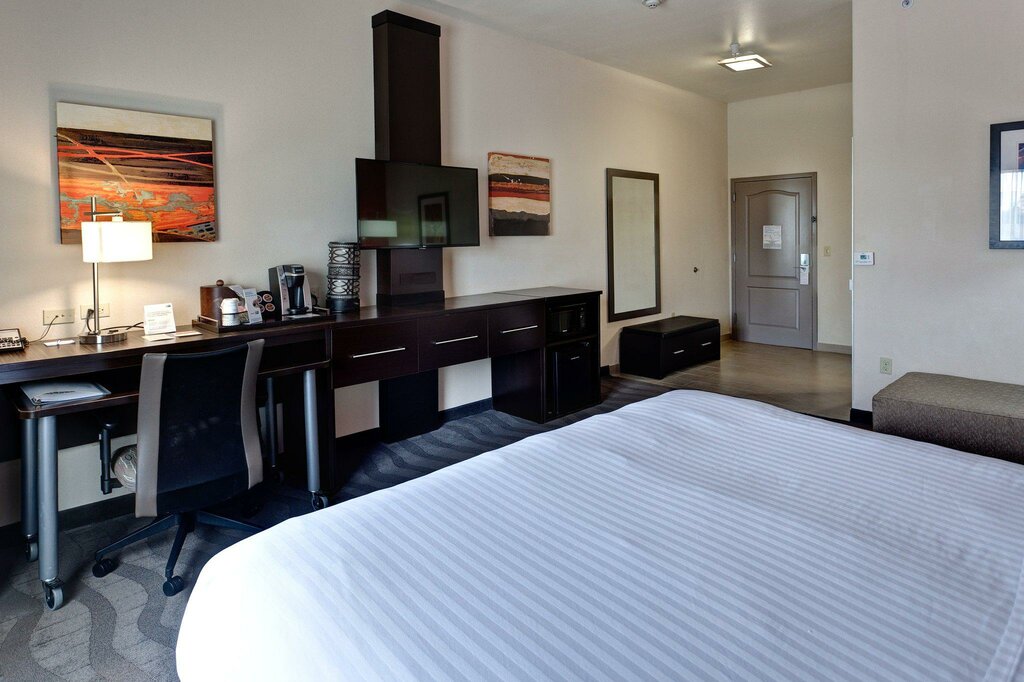 Holiday Inn Express & Suites Wichita Northwest Maize K-96