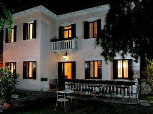 Villa Crispi, Забронировать Вилла Коттеджи Местре, рядом с Театр Тониоло, Коттедж