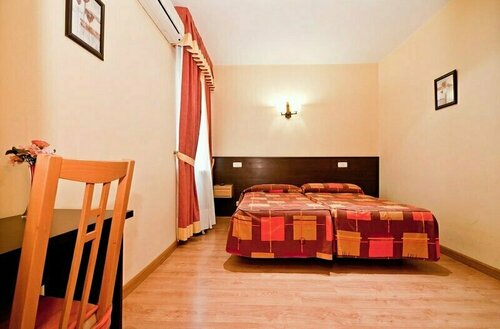 Hostal Las Cortes, Забронировать Отель Отели Мадрида с парковкой, рядом с Национальный антропологический музей, Парковка