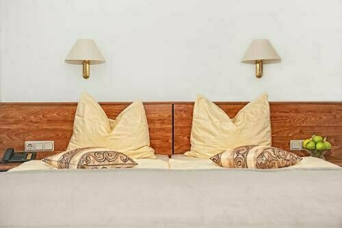Hotel & Restaurant Zum Hirsch, Book Hotel Hildburghausen 