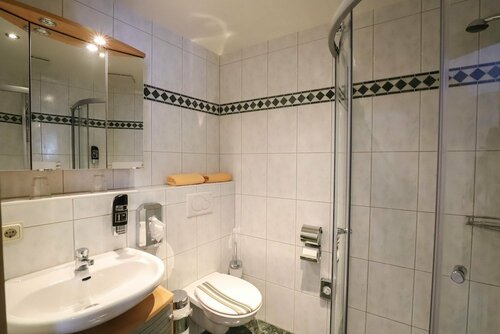 Rhöner Landgasthof-Hotel Zur Guten Quelle, Забронировать Отель Отели Тюрингии с парковкой, Парковка