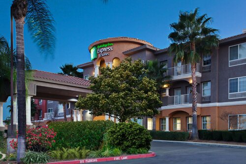 Holiday Inn Express Hotel & Suites Corona, Забронировать Отель Отели Короны с завтраком, Завтраки