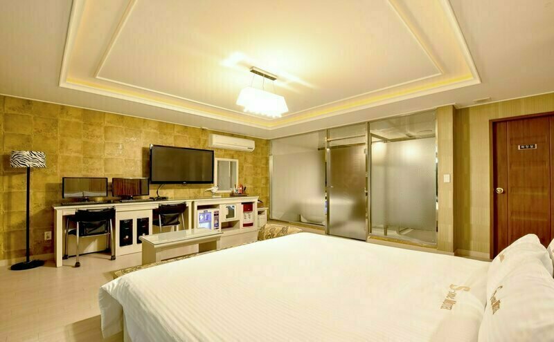 S One Hotel