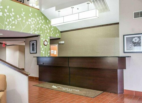 Baymont by Wyndham Flat Rock Hotel, Book Hotel Hoteller i Michigan med parkering, Parkering