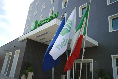Holiday Inn Milan Nord Zara, Book Hotel Hoteller i Monza e Brianza med parkering, Parkering