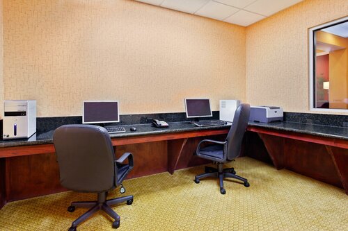 Holiday Inn Express Hotel & Suites Malvern by IHG, Book Hotel Hoteller i Ozark med pool, Swimmingpool